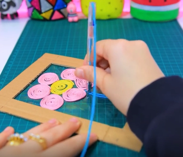 کاردستی قاب عکس با کاموا و چسب نواری