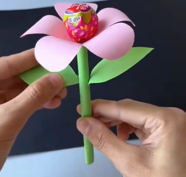 کاردستی گل با آبنبات چوبی