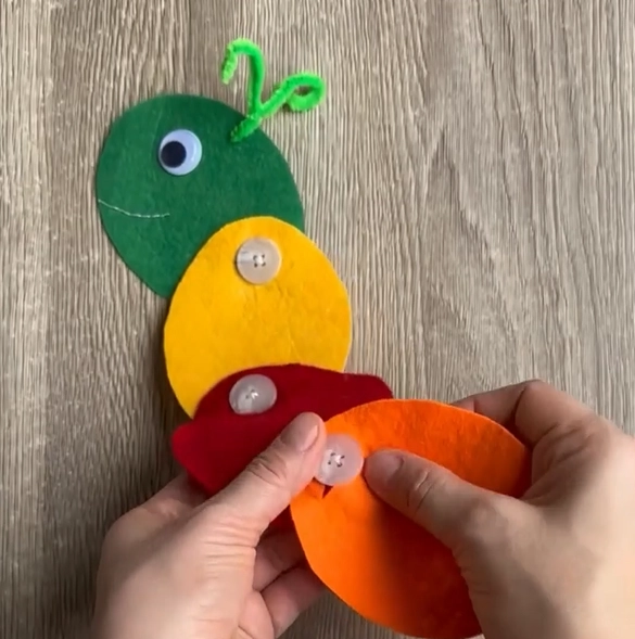 کاردستی کرم نمدی با دکمه و نخ