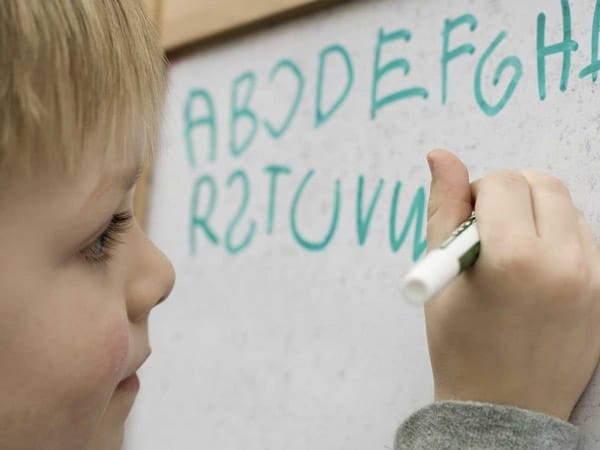 چرا بچه‌ها کلمات را برعکس می‌نویسند؟